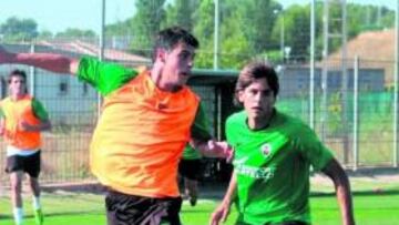 <b>OBSERVADOR. </b>El técnico estuvo pendiente de cada uno de los futbolistas durante el partido.