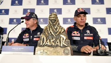 GRAF4805. MADRID, 22/01/2018.- El piloto Carlos Sainz (i), ganador del Dakar en autos junto a su copiloto Lucas Cruz (d), hoy en rueda de prensa tras su regreso a España. EFE/FERNANDO VILLAR