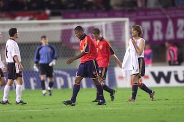 En el 2000 recibió la llamada de la Selección dirigida por Camacho, ya que no había disputado ningún partido con Brasil. Jugó tres partidos con La Roja en la fase de clasificación del Mundial de Corea y Japón. 