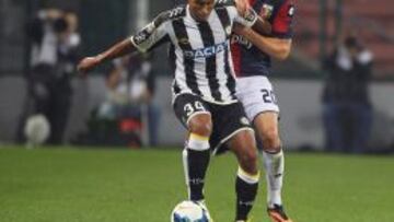 Silva aguanta el esférico ante la presión de Vrsaljko.