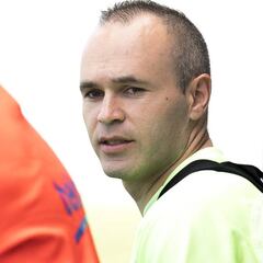 Iniesta se entrenó con el grupo y se le espera en el once