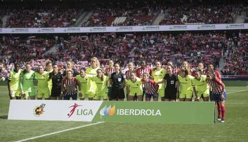 Jugadoras de ambos equipos se hacen la foto oficial con el lleno del lateral del Metropolitano