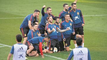 Foto de familia de la selecci&oacute;n espa&ntilde;ola ayer sobre el c&eacute;sped de El Molin&oacute;n-Quini, donde hoy Espa&ntilde;a se enfrenta a Islas Feroe.