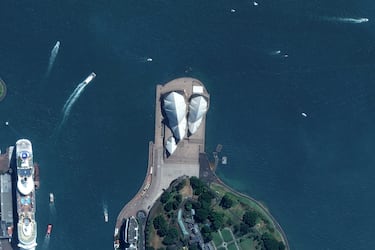 Es el edificio más emblemático de Australia y una de las obras maestras de la arquitectura del siglo XX. Su silueta es reconocida en todo el planeta. Fue diseñada por el arquitecto danés Jørn Utzon, quien ganó un concurso internacional en 1957. Lo más impactante son sus "conchas" o "velas" blancas, que parecen flotar sobre el puerto de Sídney.