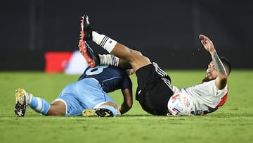 BUENOS AIRES, ARGENTINA - MARCH 28:  Nery Dominguez of Racing Club fights for the ball with Paulo Diaz of River Plate during a match as part of Copa de la Liga Profesional 2021 between River Plate and Racing Club at Estadio Monumental Antonio Vespucio Liberti on March 28, 2021 in Buenos Aires, Argentina. (Photo by Marcelo Endelli/Getty Images)