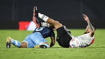 BUENOS AIRES, ARGENTINA - MARCH 28: Nery Dominguez of Racing Club fights for the ball with Paulo Diaz of River Plate during a match as part of Copa de la Liga Profesional 2021 between River Plate and Racing Club at Estadio Monumental Antonio Vespucio Liberti on March 28, 2021 in Buenos Aires, Argentina. (Photo by Marcelo Endelli/Getty Images)