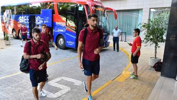 Llegada del Huesca. De izquierda a derecha Miguel&oacute;n, Raba y Josu&eacute; S&aacute;.