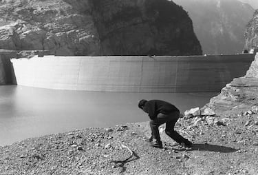 La estructura fue terminada en 1959 en los Alpes italianos, era la presa de arco de hormigón más alta del mundo (262 metros).