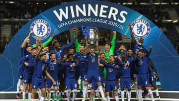 Soccer Football - Champions League Final - Manchester City v Chelsea - Estadio do Dragao, Porto, Portugal - May 29, 2021 Chelsea players celebrate with the trophy after winning the Champions League Pool via REUTERS/Pierre-Philippe Marcou     TPX IMAGES OF