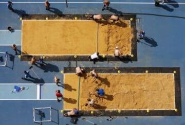 Los voluntarios preparan el cajón de arena para los Campeonatos del Mundo de Atletismo en el estadio olímpico en Moscú. El evento se llevará a cabo del 10 al 18 de agosto.