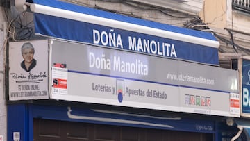 Vista del toldo de la Administración de Loterías Doña Manolita, a 14 de diciembre de 2023, en Madrid (España). El establecimiento fue inaugurado por Manuela de Pablo en 1904, y desde entonces se ha convertido en un lugar al que cada año acuden miles de personas para comprar uno o varios décimos para el próximo Sorteo Extraordinario de Navidad, que se celebra el próximo 22 de diciembre. Con el sorteo, el Estado reparte 2.520 millones de euros en premios entre los 180 millones de décimos emitidos. El tiempo de espera de la cola para adquirir la lotería en Doña Manolita durante el mes de diciembre puede llegar a las tres horas.
14 DICIEMBRE 2023;MADRID;COLAS DOÑA MANOLITA;SEMANA SORTEO LOTERÍA DE NAVIDAD
Eduardo Parra / Europa Press
14/12/2023
