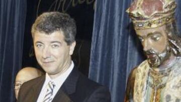 <b>PETICIONES PARA EL REY MAGO</b>. El consejero delegado del Atlético tuvo ayer un bonito acto. 30 niños de los equipos de las categorías inferiores del club rojiblanco estuvieron junto al dirigente en el museo del Atlético. Allí Gil Marín le entregó una carta al particular Rey Mago rojiblanco, una figura de los años 40 junto a las que posaron dirigente y chavales. Todos le pidieron algo para el nuevo año. Los niños cantaron el himno del Atlético mientras lo hacían.