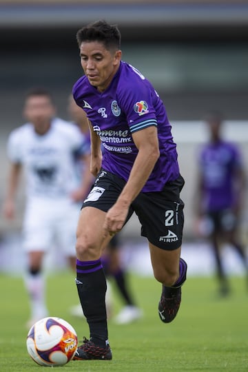 Velarde jugó con Pumas y ganó el Clausura 2009 y el Clausura 2011. Después probó suerte en Monterrey, León, Toluca, Monarcas Morelia y actualmente, a sus 34 años, juega en Mazatlán. Ha sido constante en la mayoría de sus equipos.