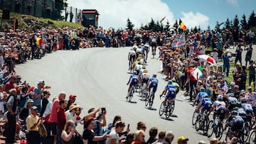 El pelot&oacute;n subiendo por &#039;Eau Rouge&#039; durante la tercera etapa del Tour de Francia 2017.