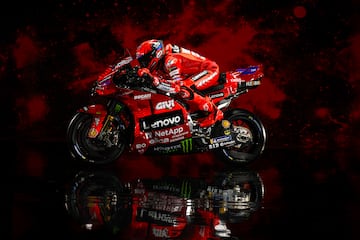 Marc M¨¢rquez y la Ducati Desmosedici GP25, la nueva moto de Ducati Lenovo Team.