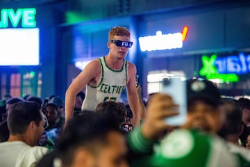 Una de las imágenes curiosas que dejó el tercer partido de la final de la NBA fue este aficionado de los Celtics,
que decidió pintarse la camiseta de su equipo en el torso. No sabemos si la equipación de Derrick White (con el
9) estaba agotada o si la entrada para el partido fue tan cara, que no le sobró nada de dinero para merchandising.