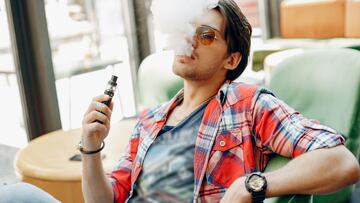 Hombre vapeando