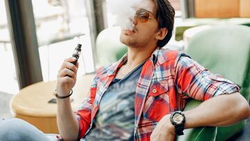 Hombre vapeando