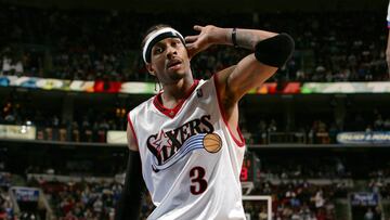 Allen Iverson realizando su gesto más característica ante los Hawks
