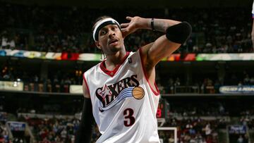 Allen Iverson realizando su gesto m&aacute;s caracter&iacute;stica ante los Hawks