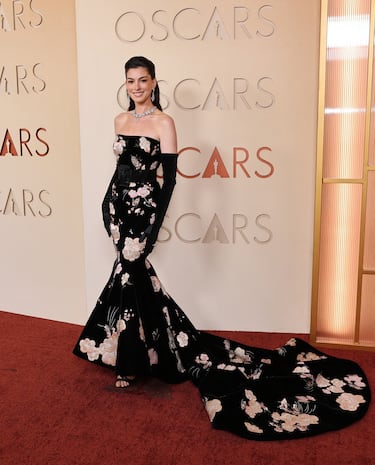 Anne Hathaway posa en la alfombra roja del Dolby Theatre.