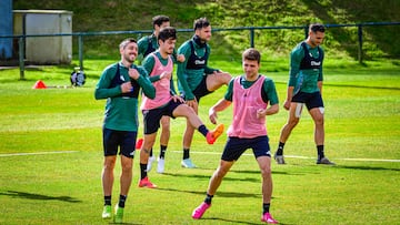 Los jugadores del Racing de Ferrol realizan ejercicios durante un entrenamiento.