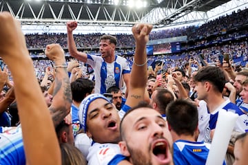 Jugadores y aficionados pericos celebran el ascenso a Primera División. En la imagen Javi Puado, autor de los dos tantos.