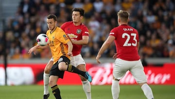 England Premier League - W.Wanderers F.C. and Manchester United
19 August 2019, England, Wolverhampton: Wolverhampton Wanderers's Diogo Jota (L) and Manchester United's Harry Maguire (C) battle for the ball during the English Premier League s