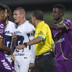 Nicolás Castillo ridiculiza a un árbitro y genera gran polémica