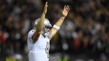 OAKLAND, CA - OCTOBER 19: Derek Carr #4 of the Oakland Raiders celebrates after a touchdown by DeAndre Washington #33 against the Kansas City Chiefs during their NFL game at Oakland-Alameda County Coliseum on October 19, 2017 in Oakland, California.   Thearon W. Henderson/Getty Images/AFP
 == FOR NEWSPAPERS, INTERNET, TELCOS &amp; TELEVISION USE ONLY ==