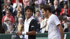  Roger Federer charla con Somdev Devvarman tras su partido en Roland Garros.