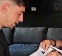 Federico Valverde firma jersey del Madrid por Vinicius y Taylor Swift