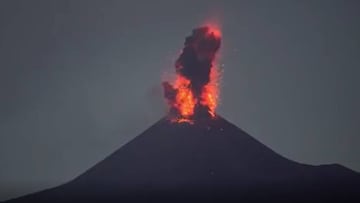 Durante el coronavirus explota el volcán Krakatoa en Indonesia
