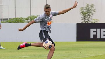 V&iacute;ctor Cantillo durante un entrenamiento con Corinthians.