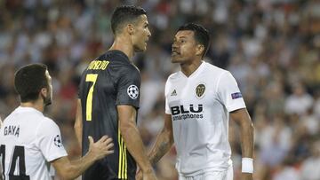 Jeison Murillo y Cristiano Ronaldo durante una discusión en el partido entre Valencia y Juventus por la primera fecha de la fase de grupos de la Champions League