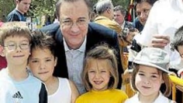 <b>ES UNA CAMPAÑA DIGNA DE POLÍTICOS</b>. Se suceden los actos públicos, las fotos y las comparecencias de prensa. Tampoco se escatima en publicidad.