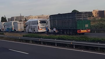 El autobús del Castellón fue uno de los afectados por los cortes de los manifestantes en la AP-7