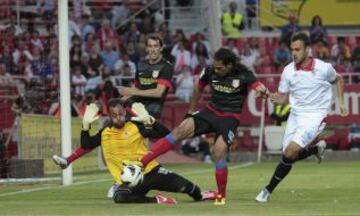 Falcao intenta jugar el balón ante la mirada de Beto, portero del Sevilla.