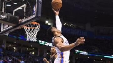 Russell Westbrook gana un rebote ante la defensa de Los &Aacute;ngeles Clippers.