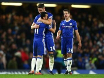 Pedro celebra con sus compa?eros su segundo gol en el partido ante el Bournemouth.