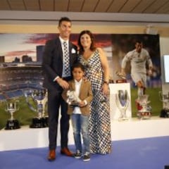 La madre de Cristiano prefiere al United que al PSG para su hijo