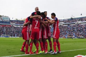 Los jugadores del Rebaño celebraron así la anotación de Pineda.
