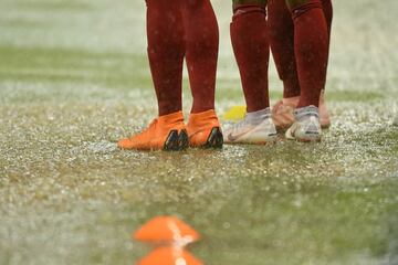 El juego fue detenido por la fuerte lluvia que cayó en el estadio, lo que provocó notorios encharcamientos en la cancha.