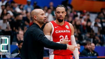 Jordi Fernández habla con Dillon Brooks en un partido del Mundial.