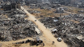 Palestinians walk past the rubble of buildings destroyed during the Israeli offensive, amid a ceasefire between Israel and Hamas, in Rafah in the southern Gaza Strip February 4, 2025. REUTERS/Hatem Khaled TPX IMAGES OF THE DAY