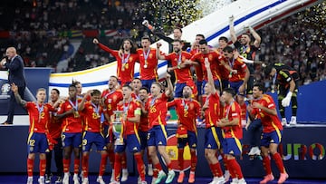 l capitán de la selección española Álvaro Morata levanta el trofeo junto a sus compañeros durante la celebración de la victoria de la Eurocopa.