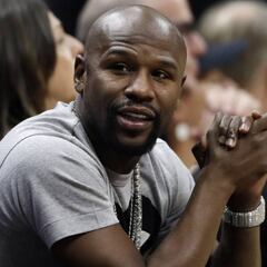 Mayweather acude a un partido de la NBA con un accesorio de 14 millones