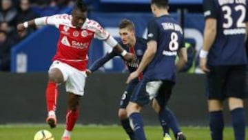 Thievy Bifouma defiende un bal&oacute;n ante Marco Verratti y Thiago Motta durante el partido de Ligue 1 entre el PSG y el Stade Reims que se disputa en el Parque de los Pr&iacute;ncipes de Par&iacute;s.