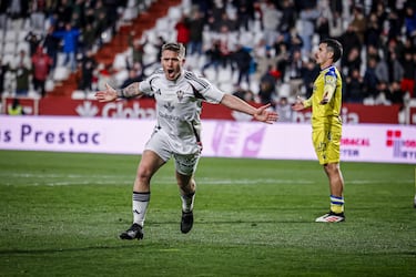 El Albacete respira y golea al Cádiz