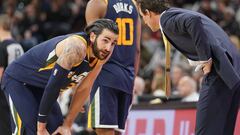 SAN001. SAN ANTONIO (EE.UU.), 03/02/2018.- Ricky Rubio (i) de Utah Jazz conversa con su entrenador Quin Snyder durante un partido de baloncesto de la NBA contra San Antonio Spurs disputado hoy, s&aacute;bado 3 de febrero de 2018, en San Antonio, Texas (EE.UU.). EFE/D. WILLIAM ABATE